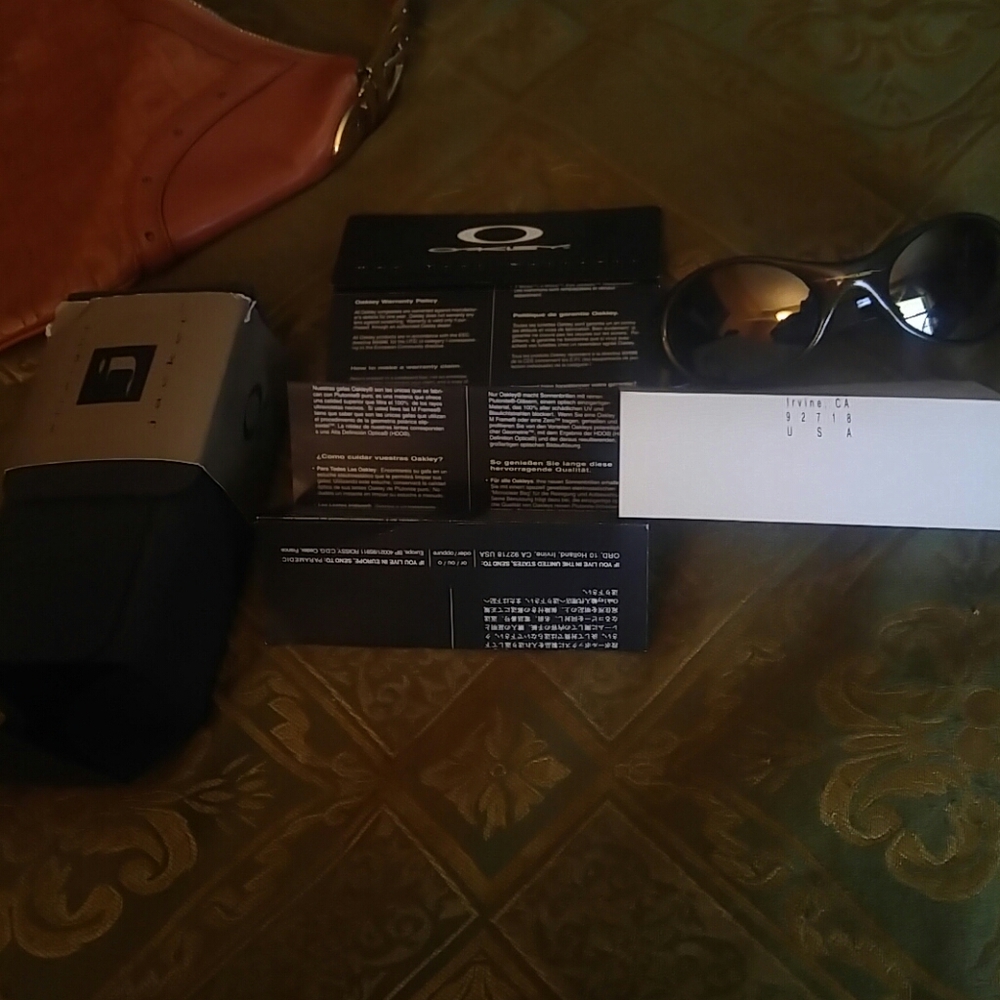 Oakley sunglasses men or wome